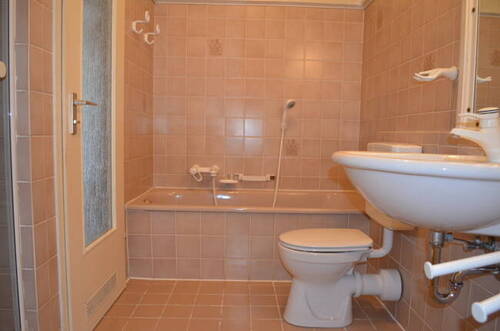 Badezimmer mit Wanne und Dusche - 