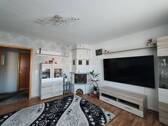 Wohnzimmer - 7 Zimmer Etagenwohnung zum Kaufen in Tacherting
