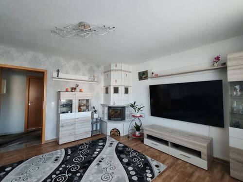 Wohnzimmer - 7 Zimmer Etagenwohnung zum Kaufen in Tacherting