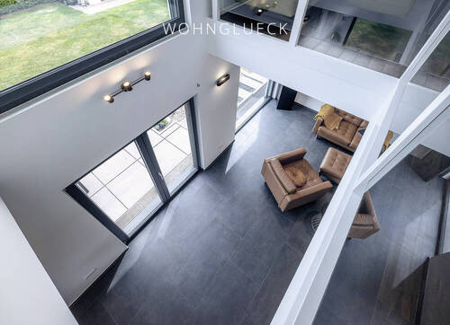 Galerieblick in den Wohnbereich - FLEXIBLES WOHNKONZEPT MIT POTENZAIL ZUM MEHRGENERATIONENHAUS