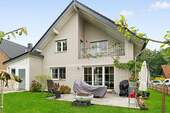 Außenansicht - Wohn(t)raum für Familien: Hochwertiges Massivhaus mit Garten, Loggia und Kinderparadies
