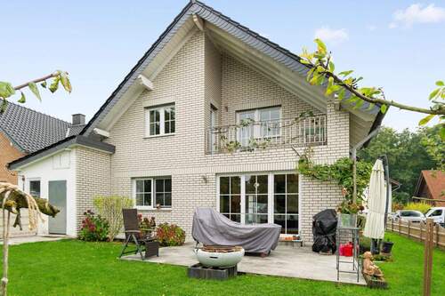 Außenansicht - Wohn(t)raum für Familien: Hochwertiges Massivhaus mit Garten, Loggia und Kinderparadies