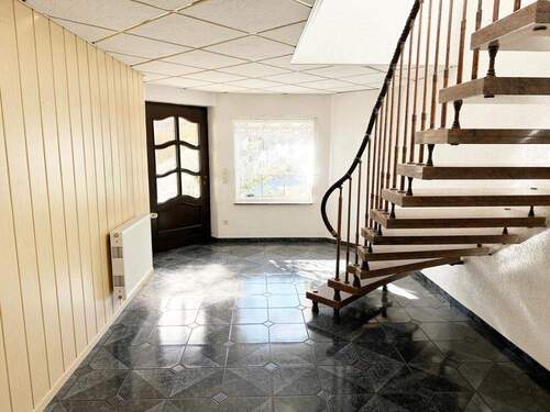 Erdgeschoss Eingangsbereich - 7 Zimmer Mehrfamilienhaus, Wohnhaus zum Kaufen in Bauda