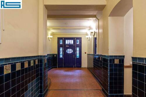 Hauseingang mit Originalfliesen - 2 Zimmer Etagenwohnung in Berlin