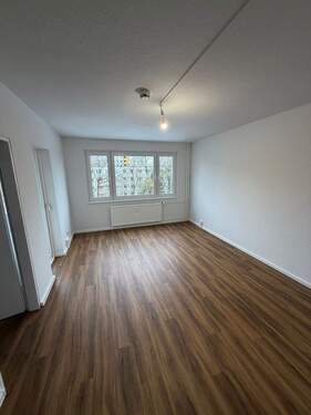 Wohnzimmer mit Balkon - 2 Zimmer Wohnung im Herzen von Mettenhof.