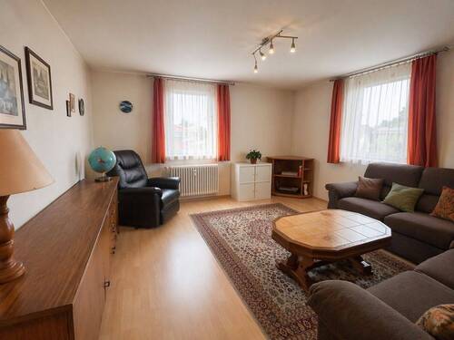 Helles und gemütliches Wohnzimmerinterieur.jpeg - 