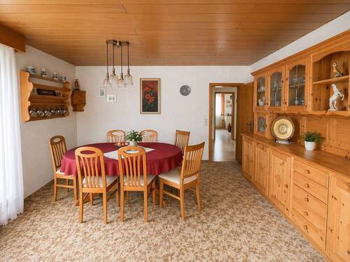 Cozy Esszimmer im Retro-Stil.jpeg - Mehrfamilienhaus, Wohnhaus mit 280,00 m&sup2; in Ortenberg zum Kaufen