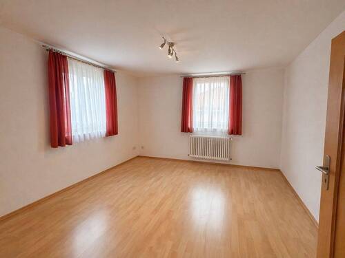 Helles und aufgeräumtes Schlafzimmer.jpeg - 