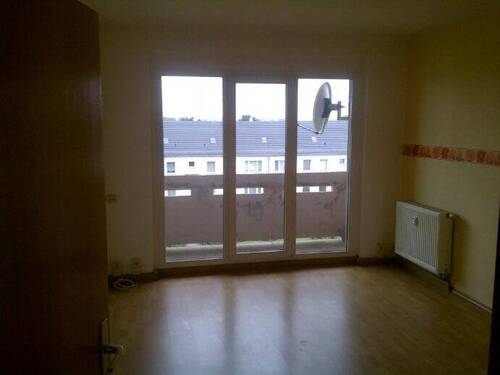 Wohnzimmer mit Balkon - 3 Zimmer Etagenwohnung in Großenstein