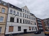 Außenansicht vorne - Ein neuer Mieter wird für eine großzügige und lichtdurchflutete 3-Zimmer-Wohnung mit Küche in der beliebten Südstadt gesucht! Einzug ab sofort möglich