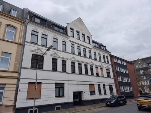 Außenansicht vorne - Ein neuer Mieter wird für eine großzügige und lichtdurchflutete 3-Zimmer-Wohnung mit Küche in der beliebten Südstadt gesucht! Einzug ab sofort möglich