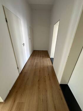 Flur - Etagenwohnung mit 79,00 m&sup2; in Wilhelmshaven zur Miete