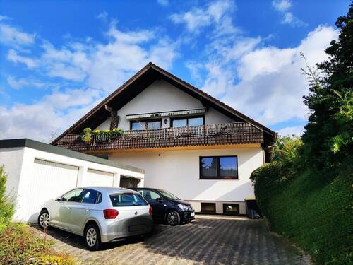 Außenansicht - Großzügige 4 Zimmer Wohnung mit Renovierungsbedarf