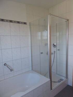 Bad mit Wanne und Dusche im Dachgeschoss - 