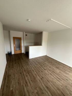 Wohnzimmer mit Balkon - 3 Zimmer Etagenwohnung zur Miete in Chemnitz