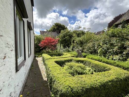Garten seitlich des Hauses - 