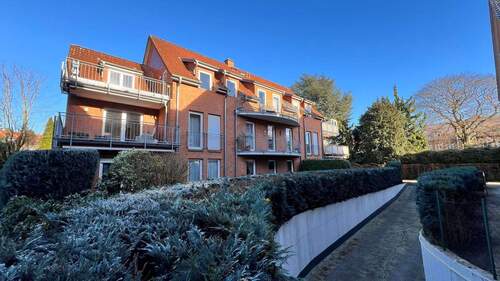 Rückansicht mit Tiefgarageneinfahrt - 2 Zimmer Etagenwohnung in Achim