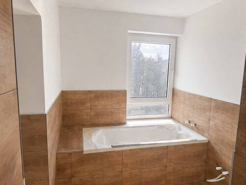 Badezimmer - 4 Zimmer Etagenwohnung zur Miete in Schönebeck (Elbe)