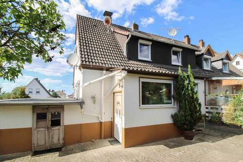 Rückansicht mit Garage - 5 Zimmer Doppelhaushälfte zum Kaufen in Lohfelden