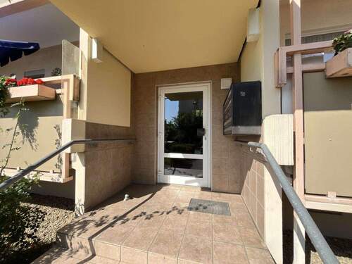 Der Hauseingang - 3 Zimmer Etagenwohnung zum Kaufen in Dresden