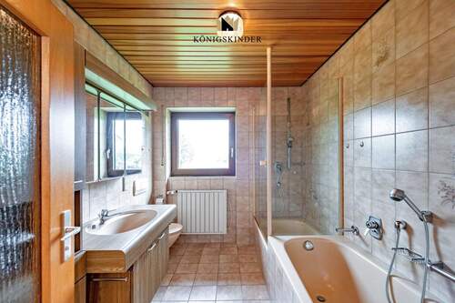 ...direkt daneben das Bad - die Morgensonne lacht hinein... - 