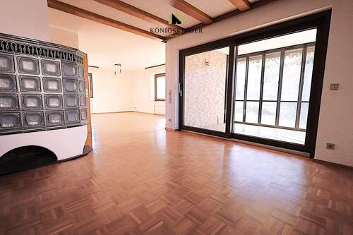 ...und hinein in den Lebensmittelpunkt mit Essplatz am Kachelofen - 