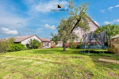 ...vor der bebaubaren Wiese - hier passt noch ein Haus hin - Mehrfamilienhaus, Wohnhaus mit 458,00 m&sup2; in Ebersbach an der Fils - Bünzwangen zum Kaufen