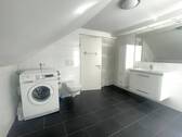 Ansicht Duschbad mit Waschmaschine - 