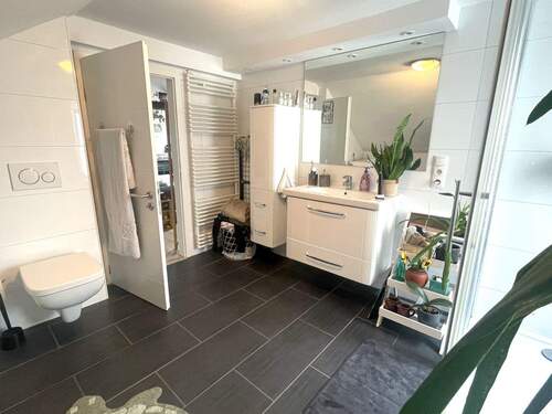 Geräumiges Tageslicht-Duschbad ... - 