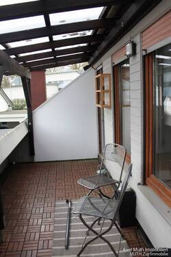 Großer Balkon von Wohn-und Schlafzimmer begehbar - 