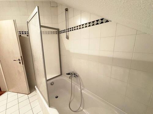 Bad mit Wanne - 