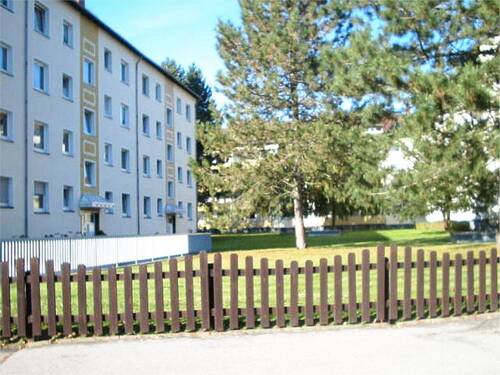 Objektansicht mit Grünanlage - Etagenwohnung mit 54,00 m&sup2; in Hemmingen zum Kaufen