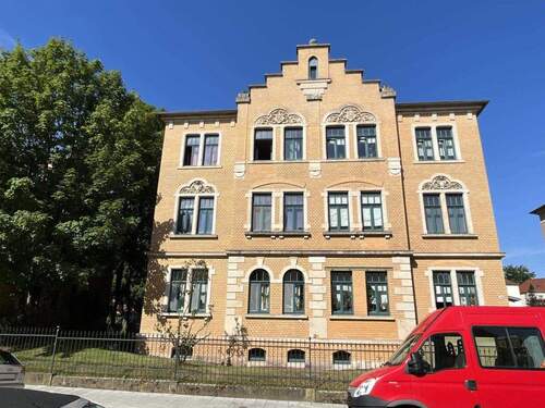 Die Straßenansicht - Dresden-Naußlitz: 2-Zi.-Wohnung im Denkmal