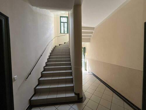 Im Treppenhaus - Etagenwohnung mit 36,00 m² in Dresden zum Kaufen