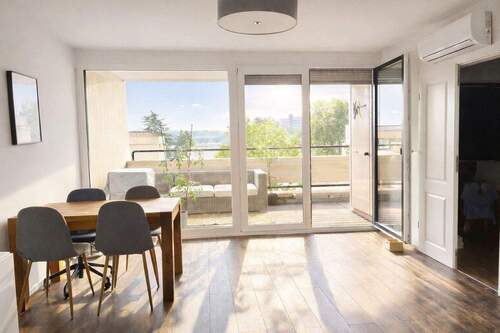 Wohnzimmer, sonniger Balkon - Kernsanierte Wohnung am Kaarster See - barrierearm, Balkon, Aufzug & Schwimmbad