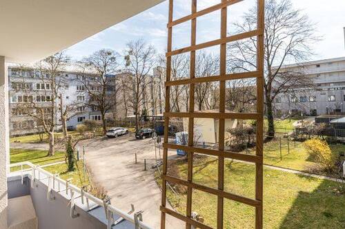 Weiter Blick i.d. Innehof - 3 Zimmer Etagenwohnung in München