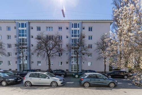 Eingangsseite der Wohnanlage - Etagenwohnung mit 65,00 m&sup2; in München zum Kaufen