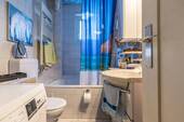 Bad mit Wanne und Fenster - 