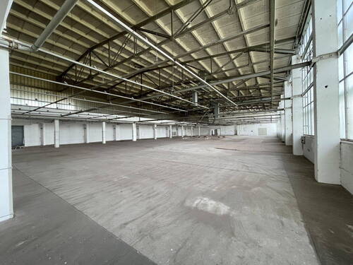 Große Halle mit 2.000 m² + - 2000 m² kostengünstige Lagerfläche - große Halle - Gewerbeobjekt nahe A4 + günstiger Strom!