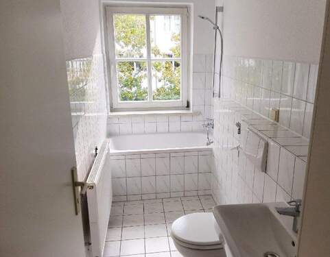 Bad mit Fenster - Etagenwohnung mit 44,00 m² in Rostock zur Miete