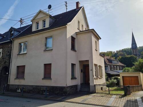 schönes Familienhaus mit Ausbaureserve - Burgbrohl - großes Einfamilienhaus mit Ausbaureserve, Keller, Garten und Garage, renovierungsbedürftig