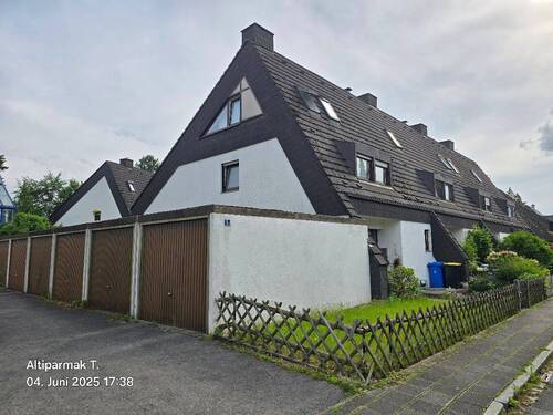 Das Haus.jpg - Gepflegtes und gemütliches Reiheneckhaus mit 2 GARAGENGeräumiges Familienhaus mit Terrasse in Nürnberg Herpersdorf