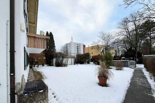 Vorgarten - Mehrfamilienhaus, Wohnhaus in Ottobrunn