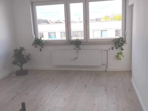 Schlafzimmer mit Balkon - Etagenwohnung mit 75,00 m&sup2; in Nürnberg zur Miete