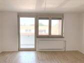 Wohnzimmer mit Balkon - 