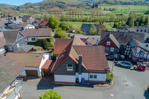 Aufnahme aus der Vogelperspektive - Einfamilienhaus mit 170,00 m² in Biedenkopf zum Kaufen