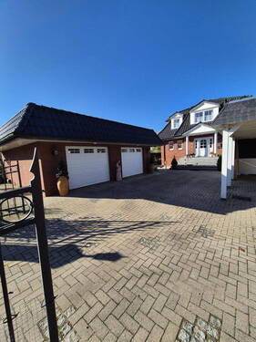 Blick auf die Doppelgarage - 6 Zimmer Einfamilienhaus in Rellingen