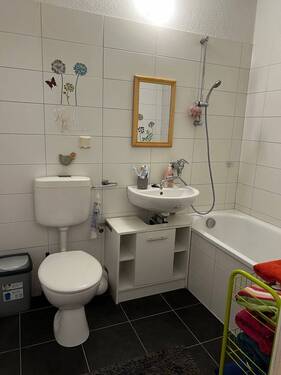 Badezimmer mit Badewanne - 1 Zimmer Etagenwohnung zur Miete in Erfurt
