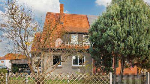 Außenansicht 2 - Doppelhaushälfte mit Potenzial - charmantes Sanierungsobjekt wartet auf fleißige Hände