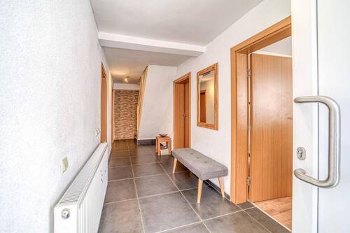 Flur/Eingangsbereich - 6 Zimmer Einfamilienhaus zum Kaufen in Schnaittach